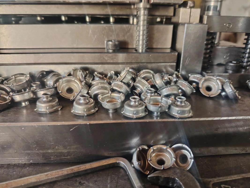 上热门话题 #模具制造 #拉伸连续模具 #多工位拉伸模具